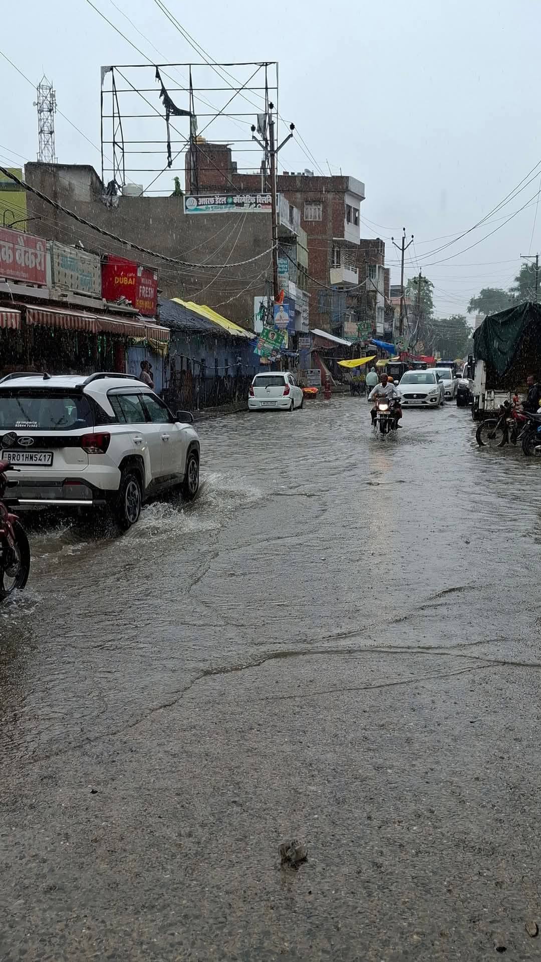 सिवान में भारी बारिश से जनजीवन प्रभावित, जानें ताज़ा हालात